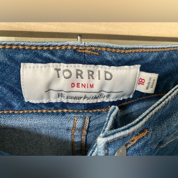 Torrid denim mini knee length skirt striped size 18 frayed hem - Picture 2 of 8